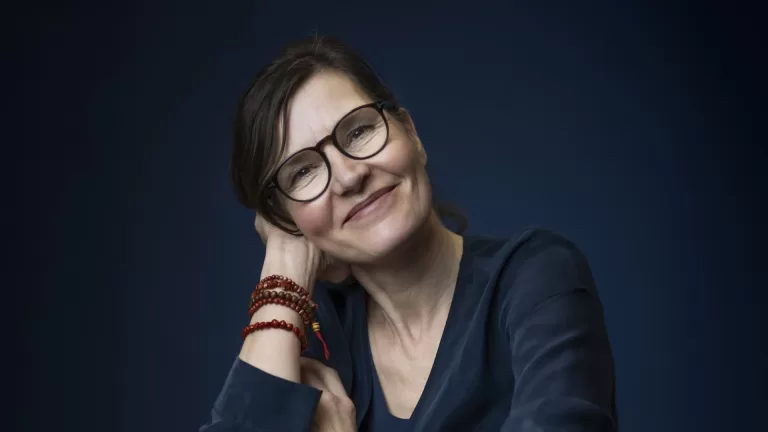 Schrijfster Cobi van Baars vertelt in Bibliotheek Deurne over haar nieuwste boek ‘Vacht!’