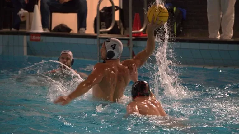 Waterpoloteam DZT’62 strijdt dapper, maar moet meerdere erkennen in De Linge/PCG