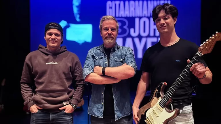 Rens en Berend verrassen Ed Struijlaart bij concert in Deurne met replica van gitaar John Mayer