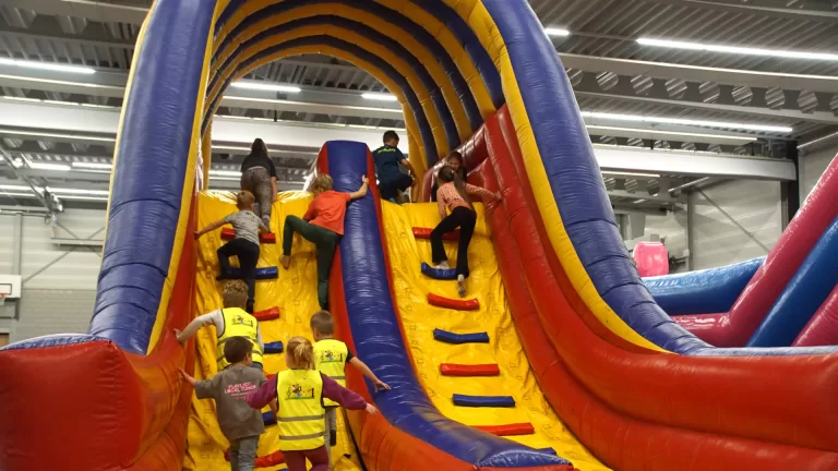 Kinderen leven zich uit bij traditionele start van herfstvakantie met Kids Air Fun