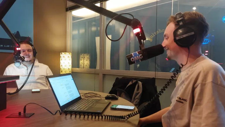 Nieuwe aflevering voetbalpodcast Magische Spons: ‘Kop of munt en dan de kantine in’