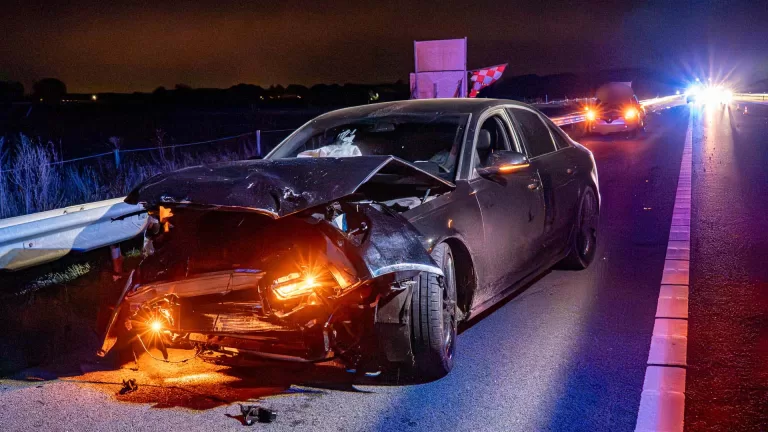 Gewonde bij kop-staartbotsing met drie auto’s op A67 bij Helenaveen