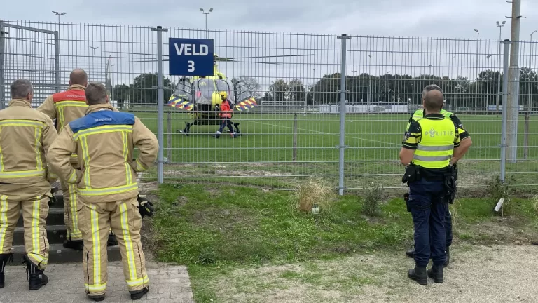 Jongen raakt onwel op Sportpark De Kranenmortel in Deurne en wordt naar ziekenhuis gebracht