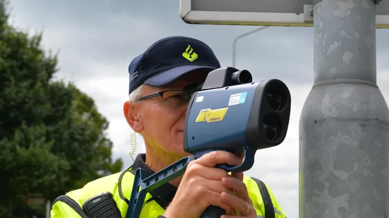 Politie slingert 126 bestuurders op de bon in Helenaveen; snelheden oplopend tot 74 kilometer te hard