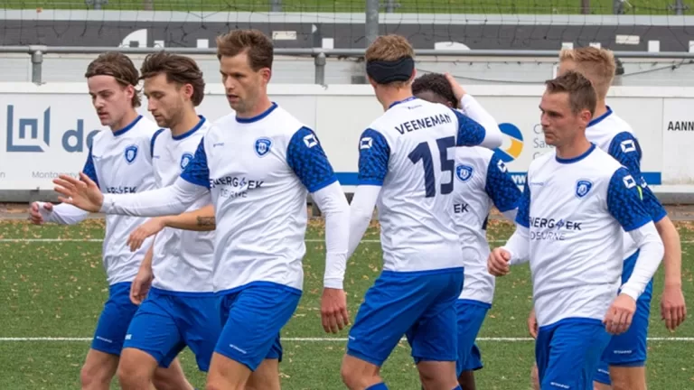 Oppermachtig SV Deurne walst over De Valk heen; Rens Joosten schittert met vier treffers (0-5)