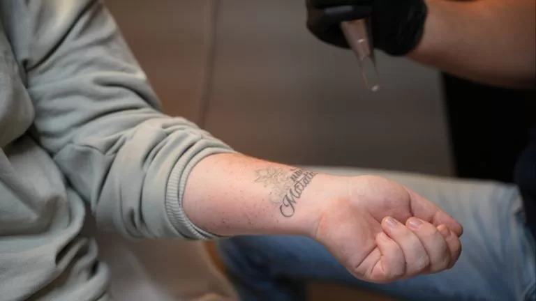 Jinte (25) laat haar tatoeages weghalen: ‘Nu zou ik er beter over nadenken’