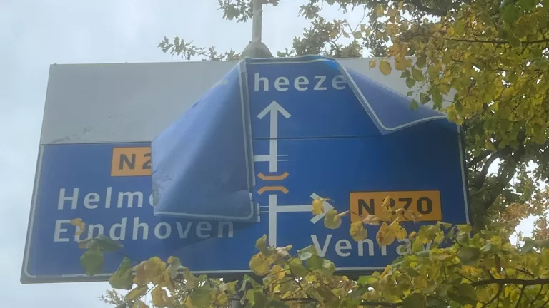 Verkeersbord aan Haageind in Deurne heeft er geen zin meer in