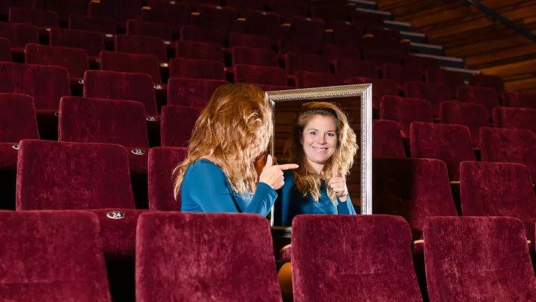 Voormalig topsporter Sanne van Paassen uit Vlierden debuteert met theatervoorstelling ‘LEEF’ Voormalig topsporter Sanne van Paassen uit Vlierden debuteert met theatervoorstelling ‘LEEF’