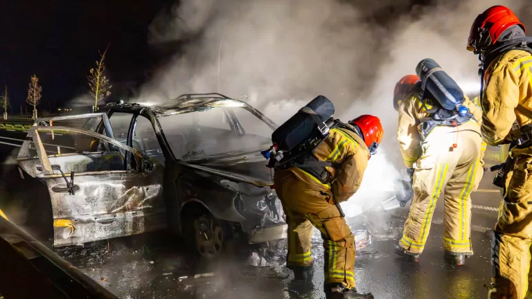Auto vliegt tijdens rijden in brand op Langstraat; bestuurder kan voertuig op tijd verlaten