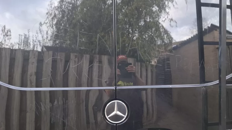 Boze buurtbewoner krast boodschap in lak van bestelbus: ‘Geen parkeerplaats sukkel’