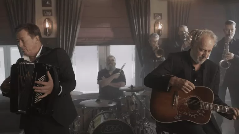 Filmmaker Ruud Lenssen wil kwetsbaarheid van Rowwen Hèze vangen met nieuwe documentaire ‘Blieve Loepe’