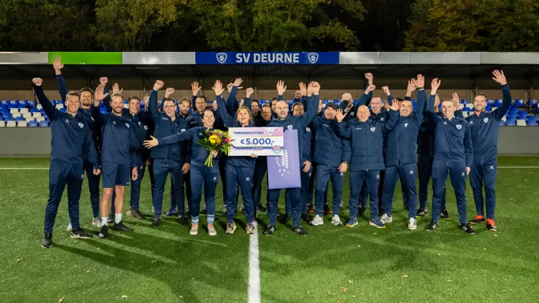 SV Deurne ontvangt 5.000 euro van VriendenLoterij; ‘Kunnen we onze vereniging toekomstbestendig mee maken’