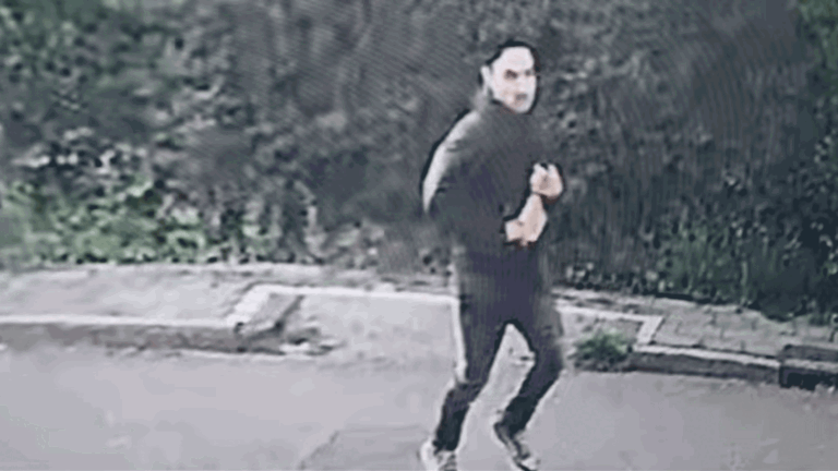 Dief gaat ervandoor met sieraden van oude vrouw na babbeltruc in Roothaertstraat; politie deelt videobeelden