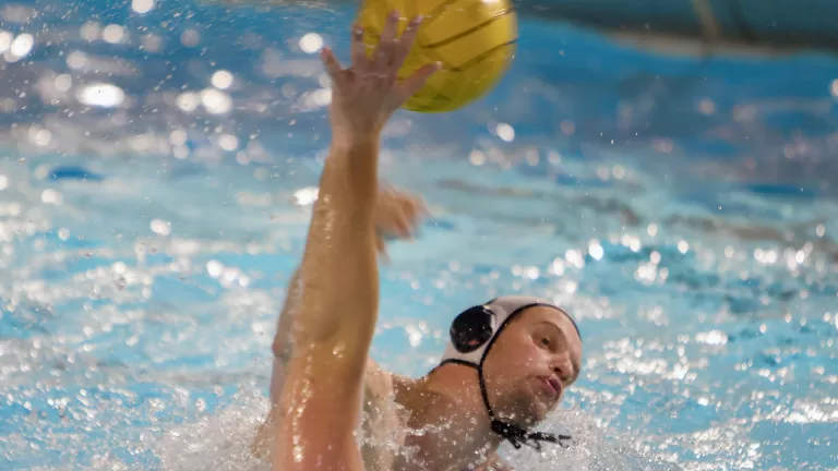 Deurnes waterpoloteam DZT’62 wint van BZ&PC in doelpuntenrijk duel