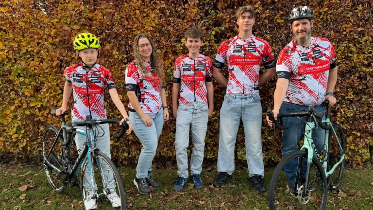 Deurnese Keje Pouwels (13) fietst de Alpe d’HuZes voor opa Leo met zijn team ‘Alptaxjes’