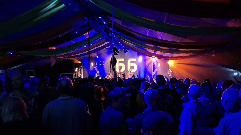 [VIDEO] Peelpluimen gaan helemaal los tijdens hun jubileumweekend in Helenaveen: ‘Het klapte er flink op’