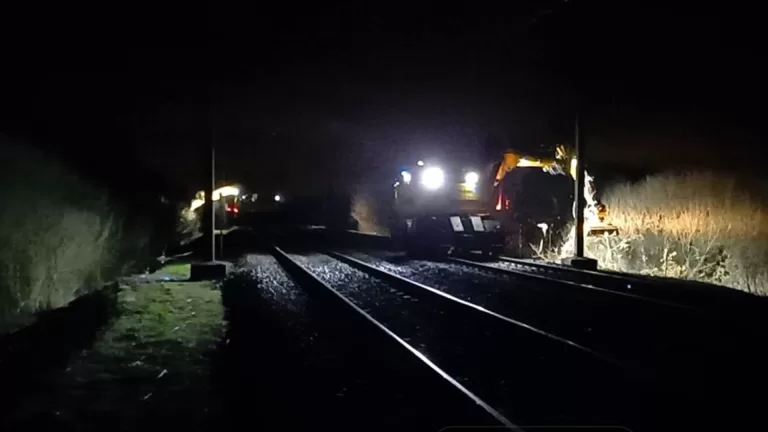 ProRail voert in de nacht groenwerkzaamheden uit langs spoor in Deurne