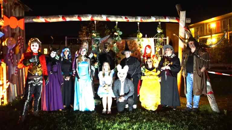 Griezelen voor honderden kinderen in straten van Sint Jozefparochie tijdens Halloween in de Hei