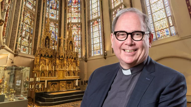 Nieuwe pastoor Harald Spiertz wordt officieel geïnstalleerd in Willibrorduskerk Deurne
