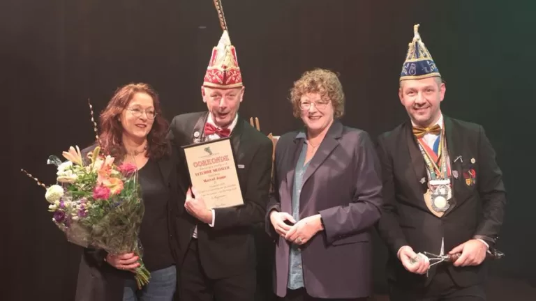 Eerste Vetlirre Medallie uitgereikt aan vorst Marcel Joppe van Vlierdense Dorstvlegels