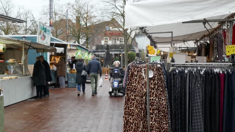 Eerste weekmarkt in Deurne volgens nieuwe opzet; ‘Zodat het plein de hele middag leeft’