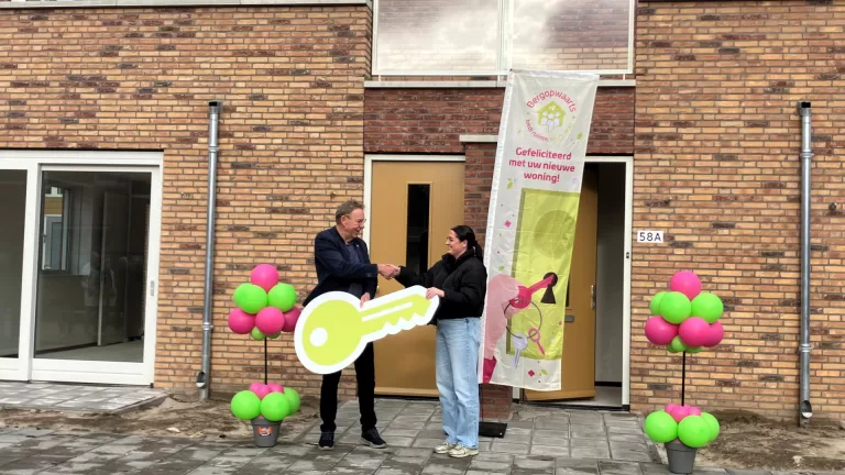 Bewoners ontvangen sleutels van nieuwe huurwoningen aan Katoenstraat in Deurne