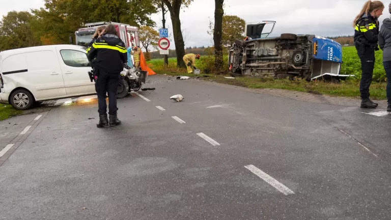Busje belandt op zijkant in De Mortel na botsing met bestelauto; weg bezaaid met brokstukken