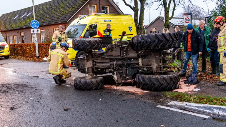 Tractor belandt op zijkant bij botsing in Neerkant; bestuurder met spoed naar ziekenhuis vervoerd