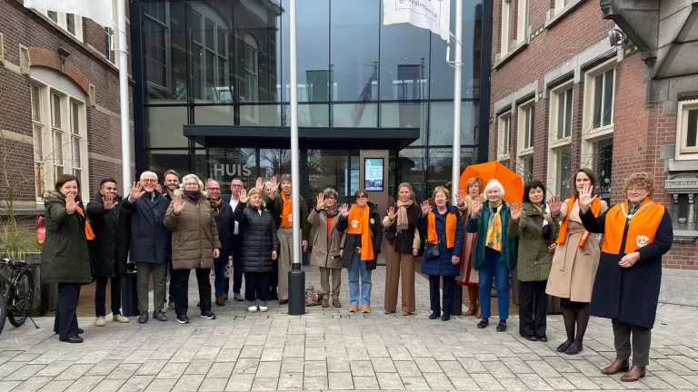 Deurne kleurt oranje en gaat strijd aan met geweld tegen vrouwen; ‘Is geen ver-van-onze-bedshow’