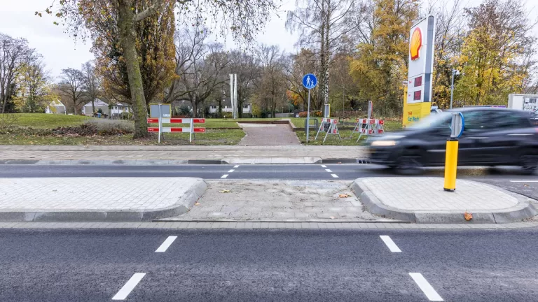 Hogeweg in Deurne weer open voor verkeer; oversteekplaats maakt Tuinpadwandelroute compleet