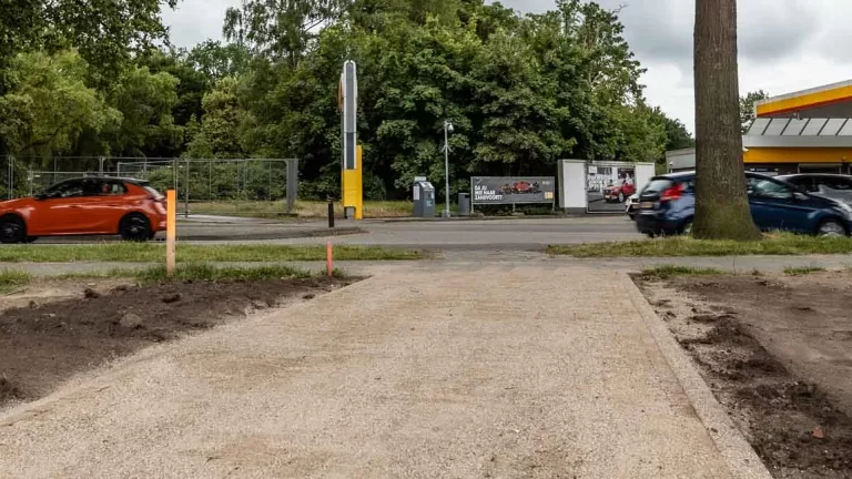 Vluchtheuvel op Hogeweg moet oversteekplaats tussen Tuinpad Park en Posthoek veiliger maken