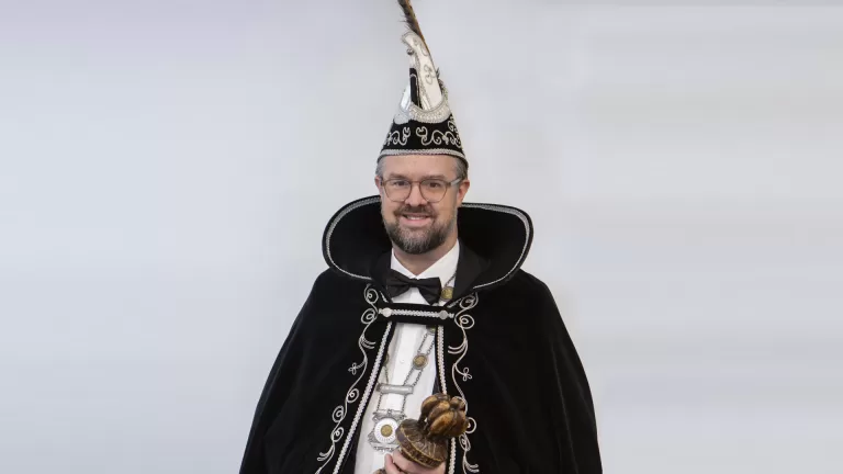 [VIDEO] Prins Rob II en Prinses Sandra zwaaien scepter in Peelpluimenrijk tijdens jubileumjaar