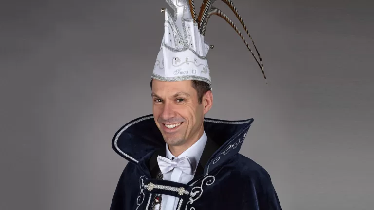 Twan Welten tijdens The Masked Singer onthuld als 68ste Prins van De Peelstrekels