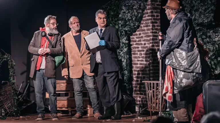 Publiek beloont Peelcomedianten met staande ovatie bij nieuwe voorstelling ‘Vagebond’