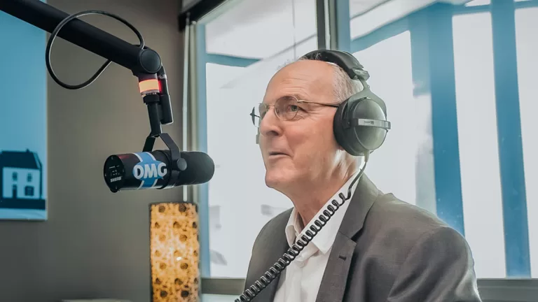 Wethouder Riny van Rinsum praat via DMG Radio inwoners bij over nieuwe ontwikkelingen in gemeente Deurne