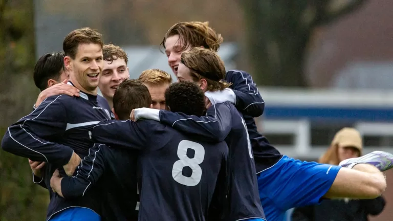 SV Deurne behoudt ongeslagen status en is nieuwe koploper door overwinning op BSV Limburgia (0-2)