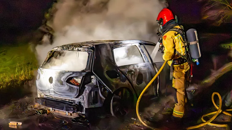 Politie treft auto na achtervolging brandend aan in buitengebied Deurne