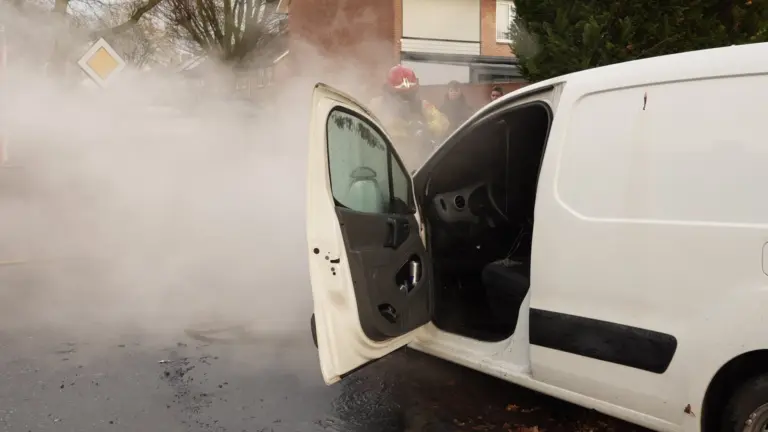 Bestelauto vliegt in brand aan Beethovenlaan in Deurne