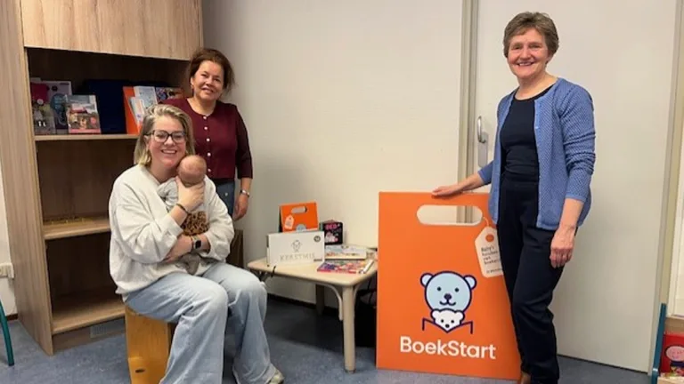 BoekStartcoach brengt belang van voorlezen onder aandacht van nieuwe ouders bij consultatiebureau Deurne