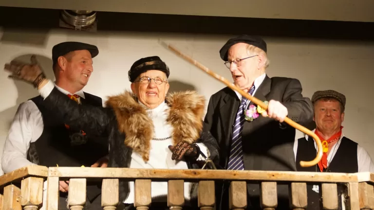 [VIDEO] Wies Weerts en Thea Mansvelders onthuld als boerenbruidspaar in Zeilberg