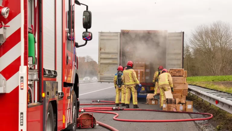 Snelweg A67 richting Venlo afgesloten; lading van vrachtwagen vliegt in brand