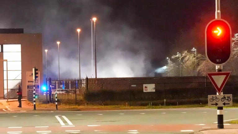 Brandweer rukt uit met veel materieel voor brand bij distributiecentrum EDCO in Deurne