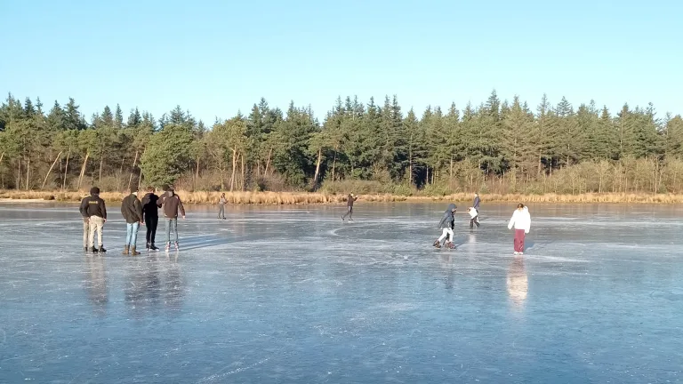 Eerste durfals wagen zich op natuurijs van het Buntven in Deurne; zelfs met rolstoel en rollator