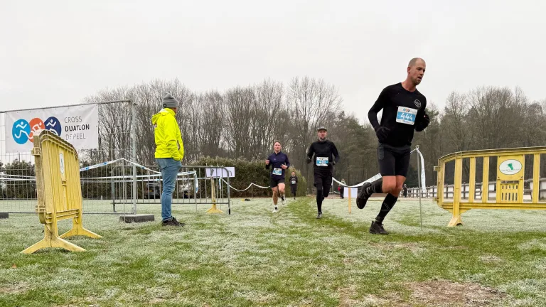 Honderden sportievelingen gaan los in Deurne tijdens lustrumeditie Cross Duatlon de Peel