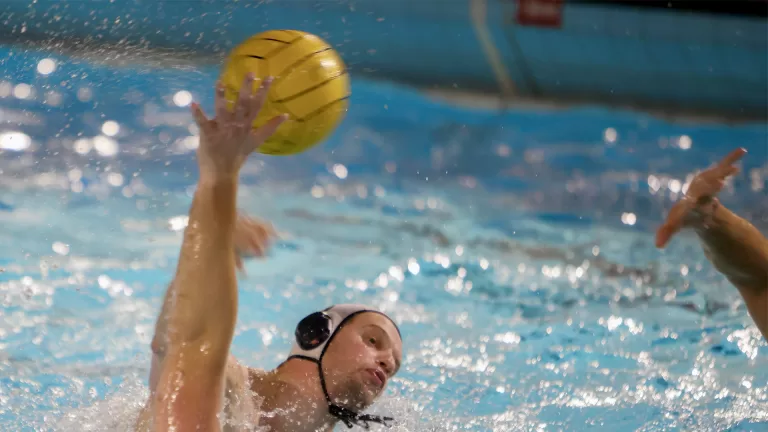 Deurnes waterpoloteam DZT’62 vecht bij laatste wedstrijd van seizoen maar verliest van Mokum