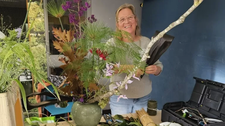 Bloemschikexpert Harma de Bie geeft demonstratie kerststukken maken in Deurne