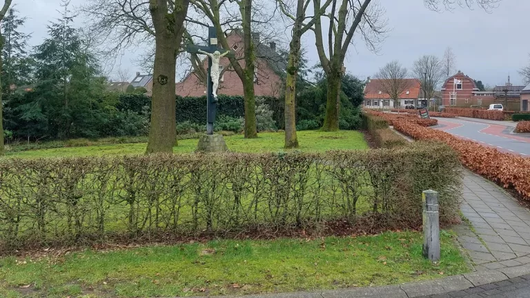 Kruisbeeld na restauratie weer terug in Vlierden; ‘Het straalt nu weer als nieuw’