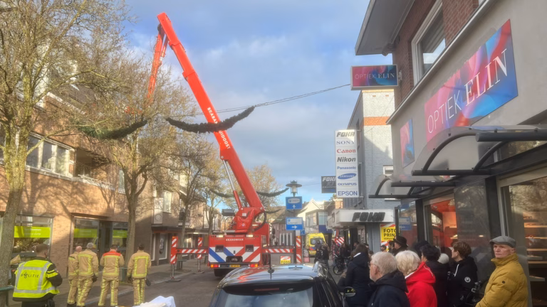 Medische hulpactie in Kerkstraat trekt veel bekijks; traumahelikopter landt in centrum Deurne