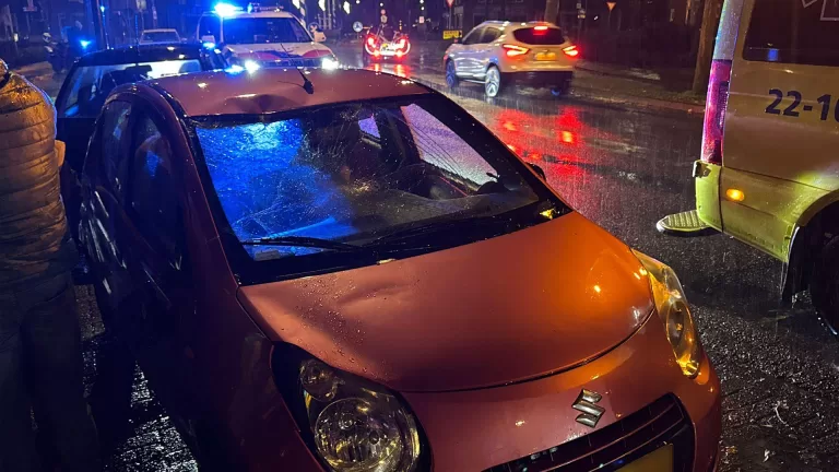 Fietser raakt gewond bij botsing met auto op Dorpsstraat in Bakel
