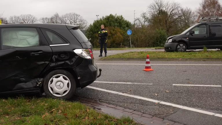 Twee auto’s botsen tegen elkaar op Bakelseweg in Deurne